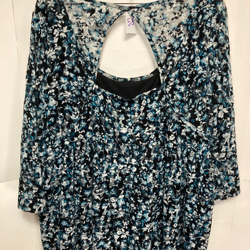 Torrid Floral Cutout shirt size 2 - Picture 3 of 3